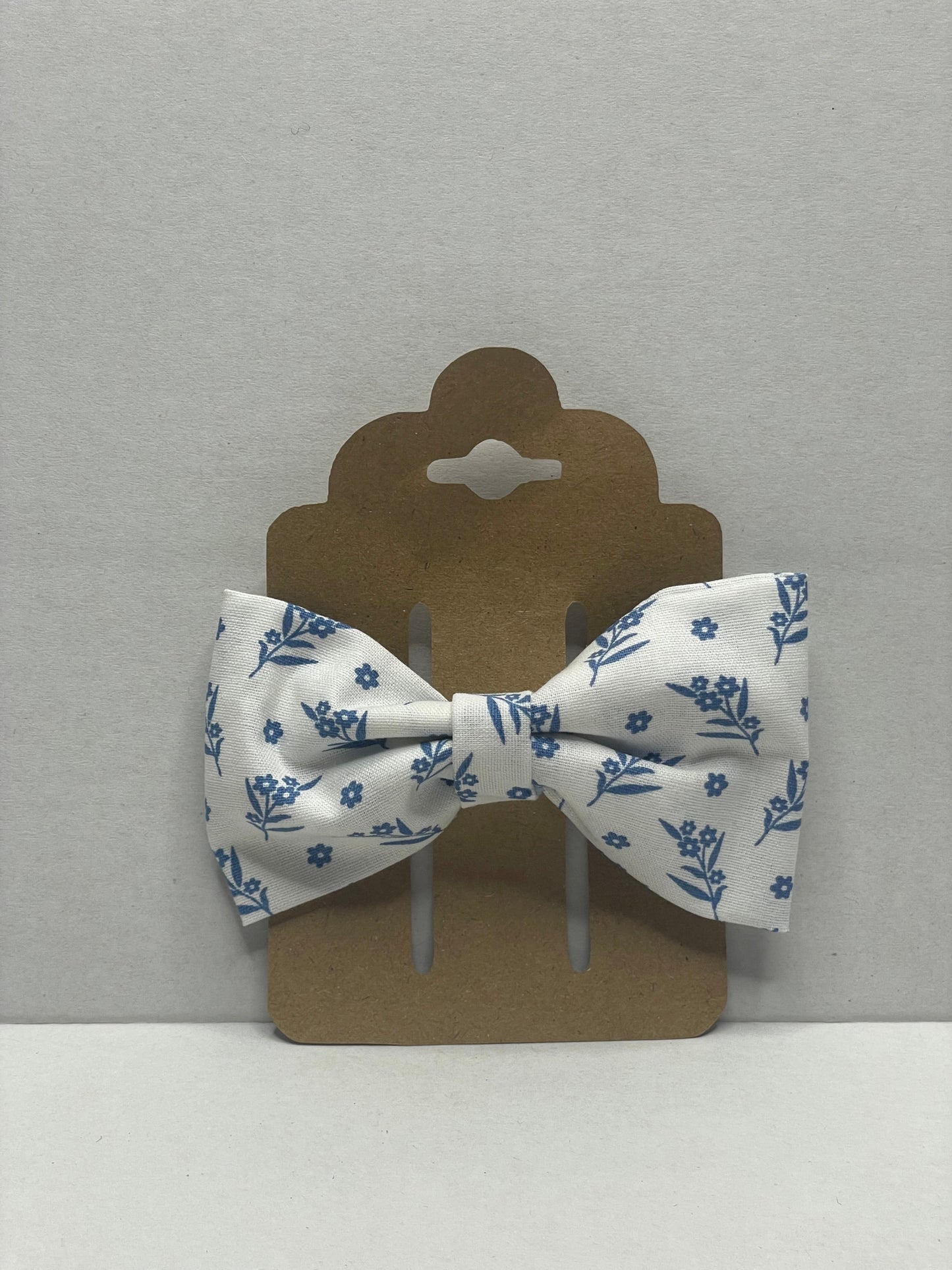 Blue leafs bow