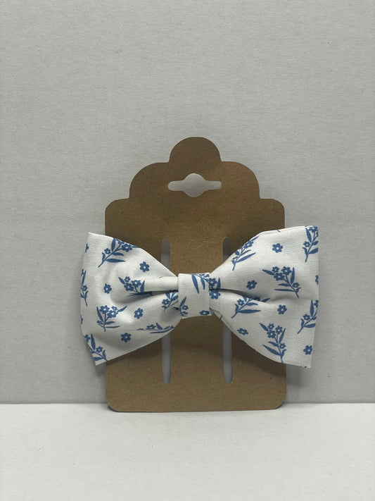 Blue leafs bow
